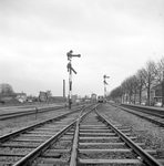 153905 Gezicht op het emplacement te Hoogezand-Sappemeer met armseinen, het seinhuis Post I en een diesel-electrisch ...